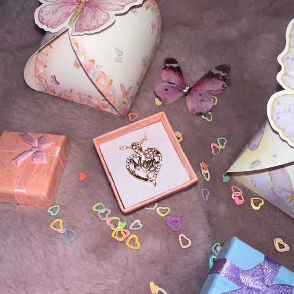 Mother’s Day Gift Necklace- Heart Shaped Flower Mom Pendant & Butterfly Gift Box - Picture 5 of 12